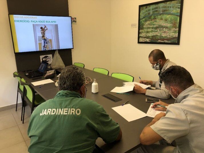 Participantes elaborando Análise Preliminar de Riscos – APR da atividade de troca de uma lâmpada.