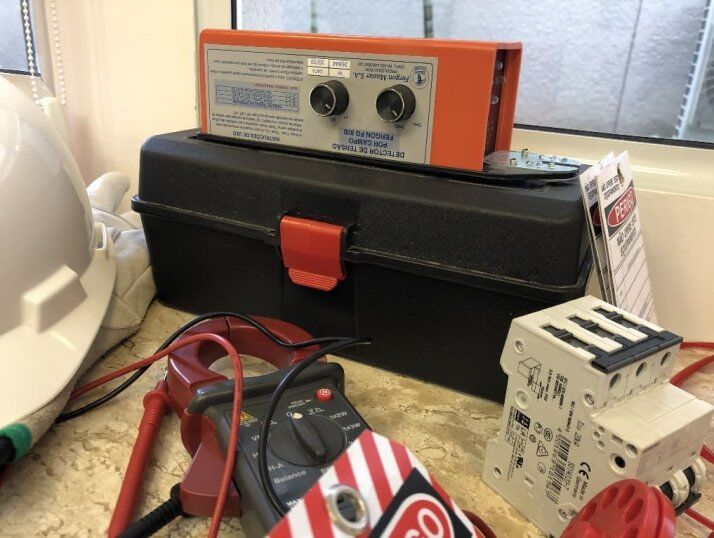 Detector de Tensão por aproximação de campo (Procedimento de desenergização das instalações elétricas NR-10)