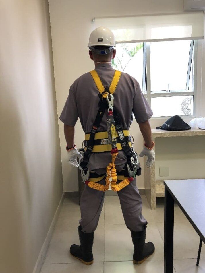 Colaborador com cinturão de segurança