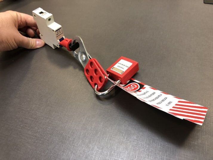 Parte prática da montagem do KIT LOTO (Procedimento de desenergização das instalações elétricas NR-10)